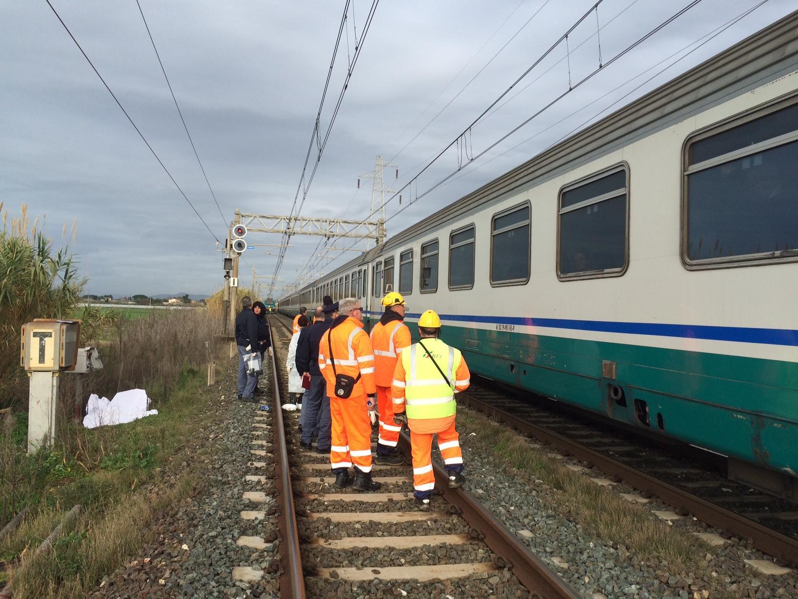 I rilievi lungo i binari dopo l'incidente (Foto Falorni)