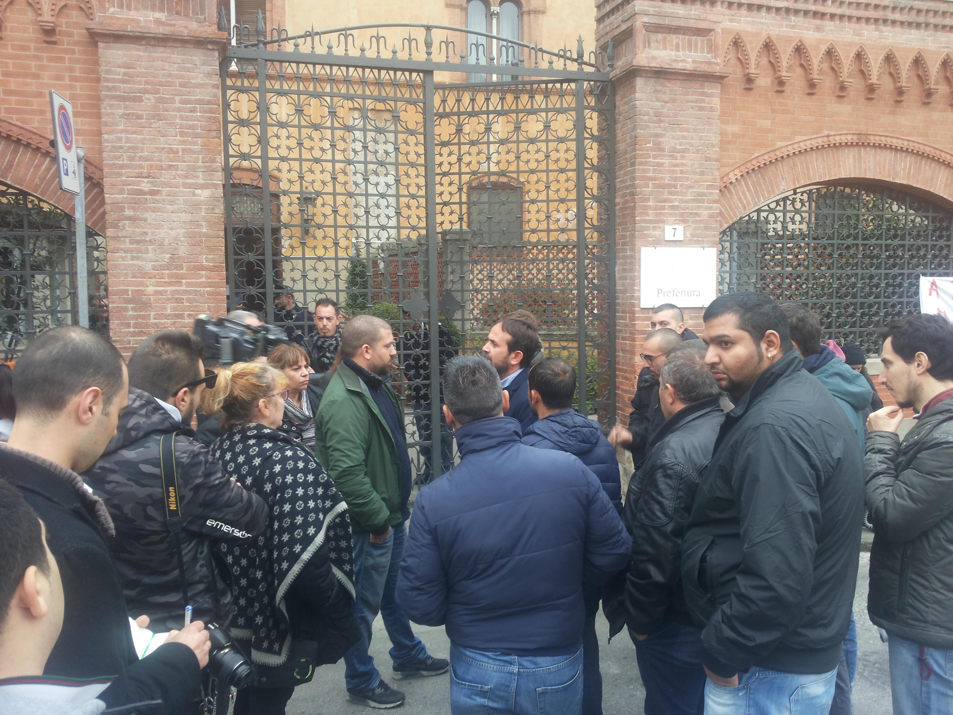 Una protesta davanti alla Prefettura contro gli sfratti