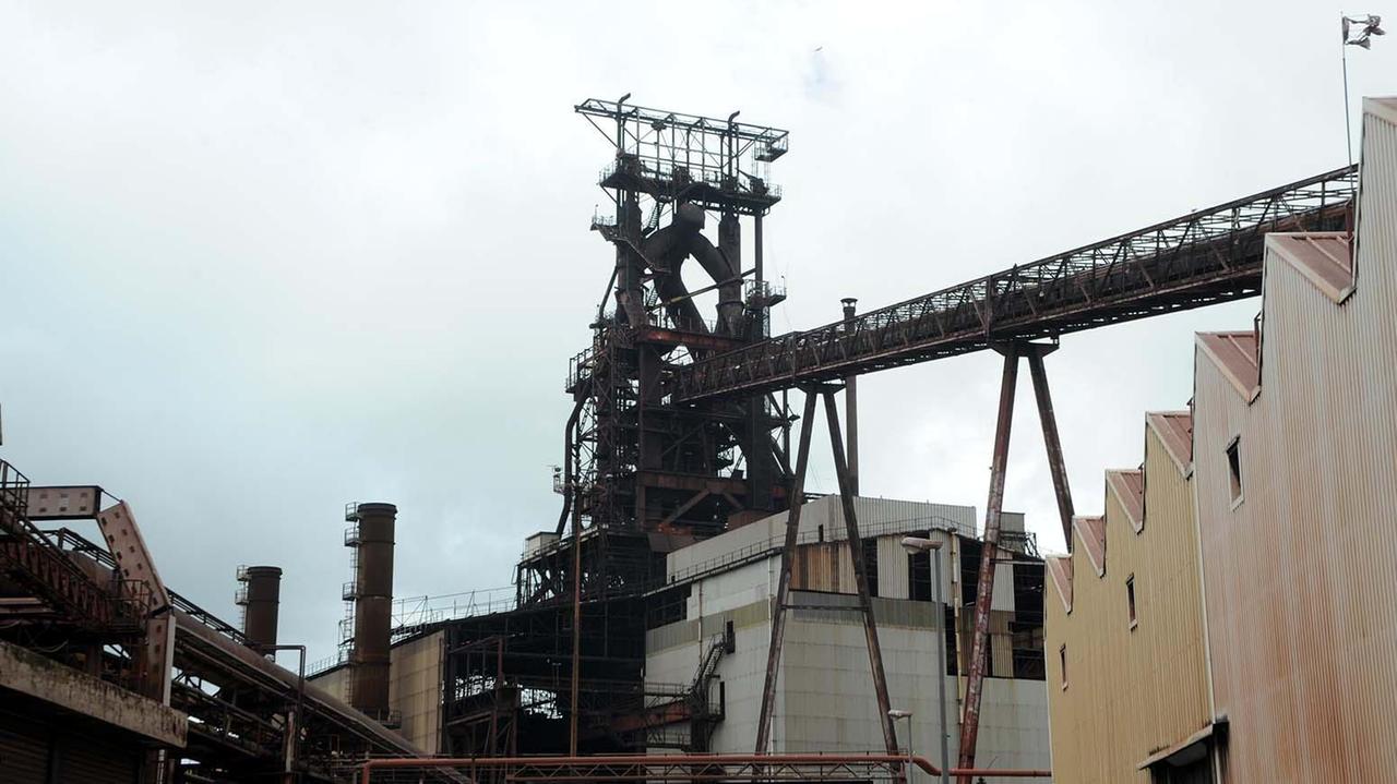 L’altoforno ex Lucchini, dove sono già iniziate le operazioni di svuotamento (foto Paolo Barlettani)
