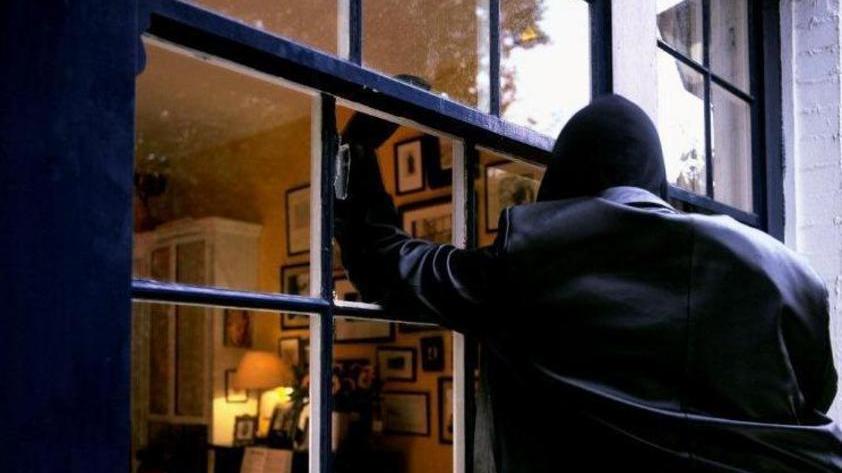 Ladri scatenati a Nozzano con i proprietari in casa