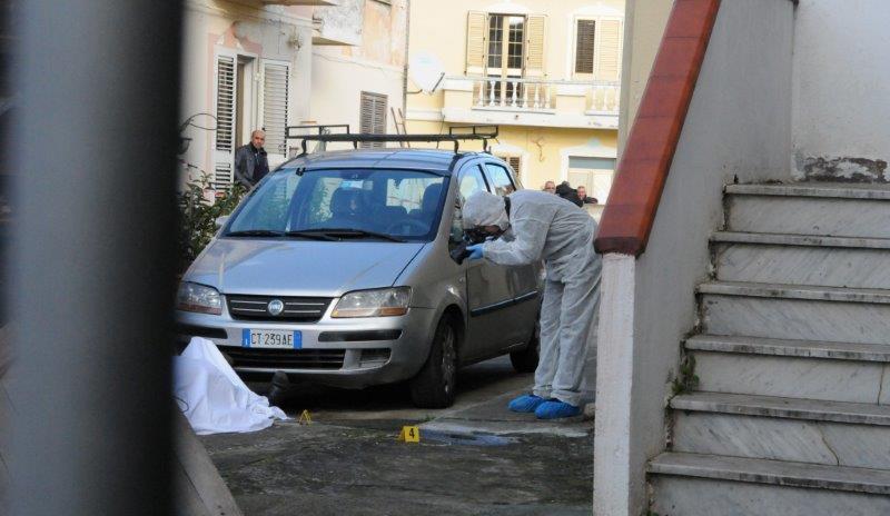 I carabinieri del Reparto investigazioni scientifiche sul luogo del delitto (foto di Massimo Locci)