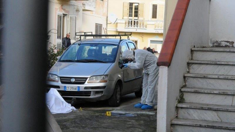 I carabinieri del Reparto investigazioni scientifiche sul luogo del delitto (foto di Massimo Locci)