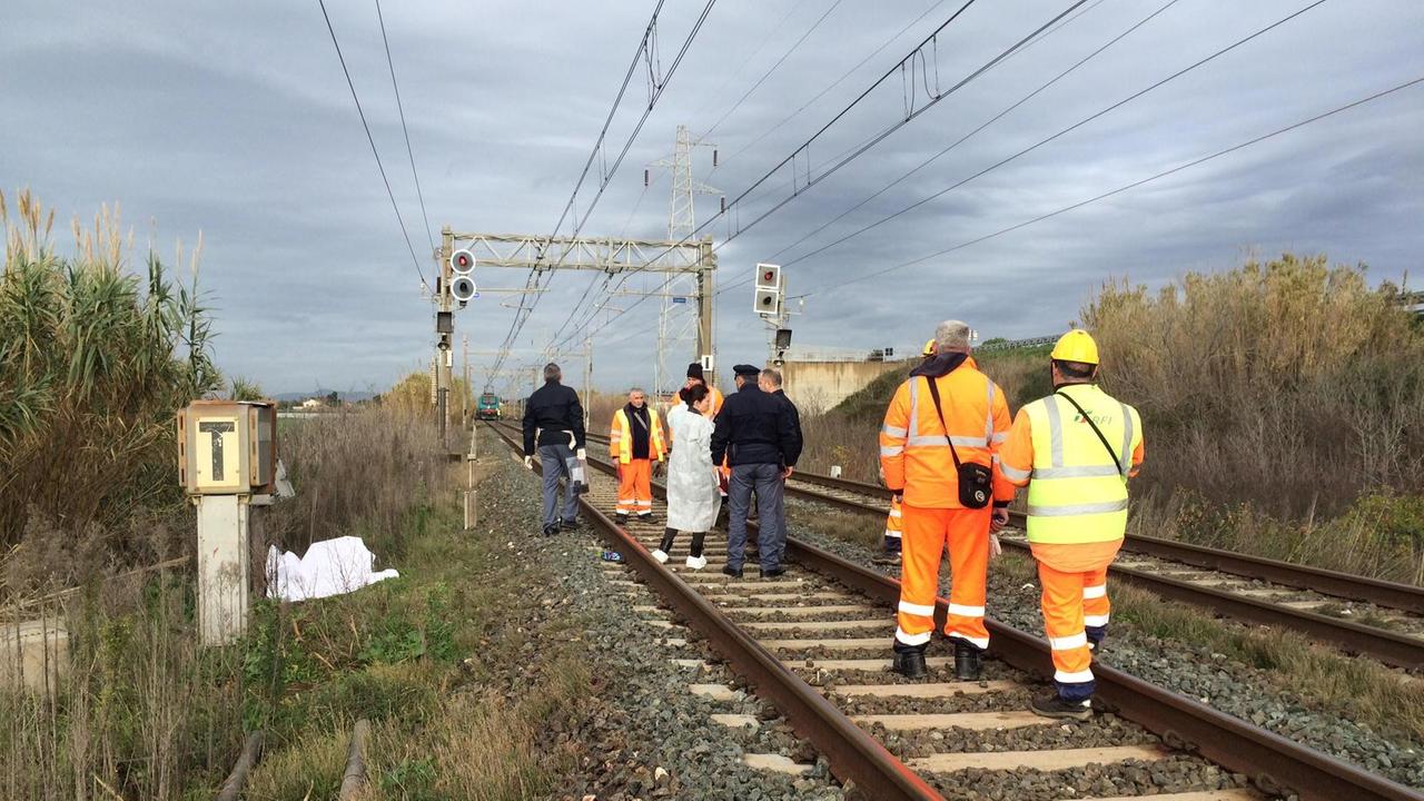 Le forze dell'ordine e i tecnici di Rfi sul luogo della tragedia (foto Falorni/Silvi)