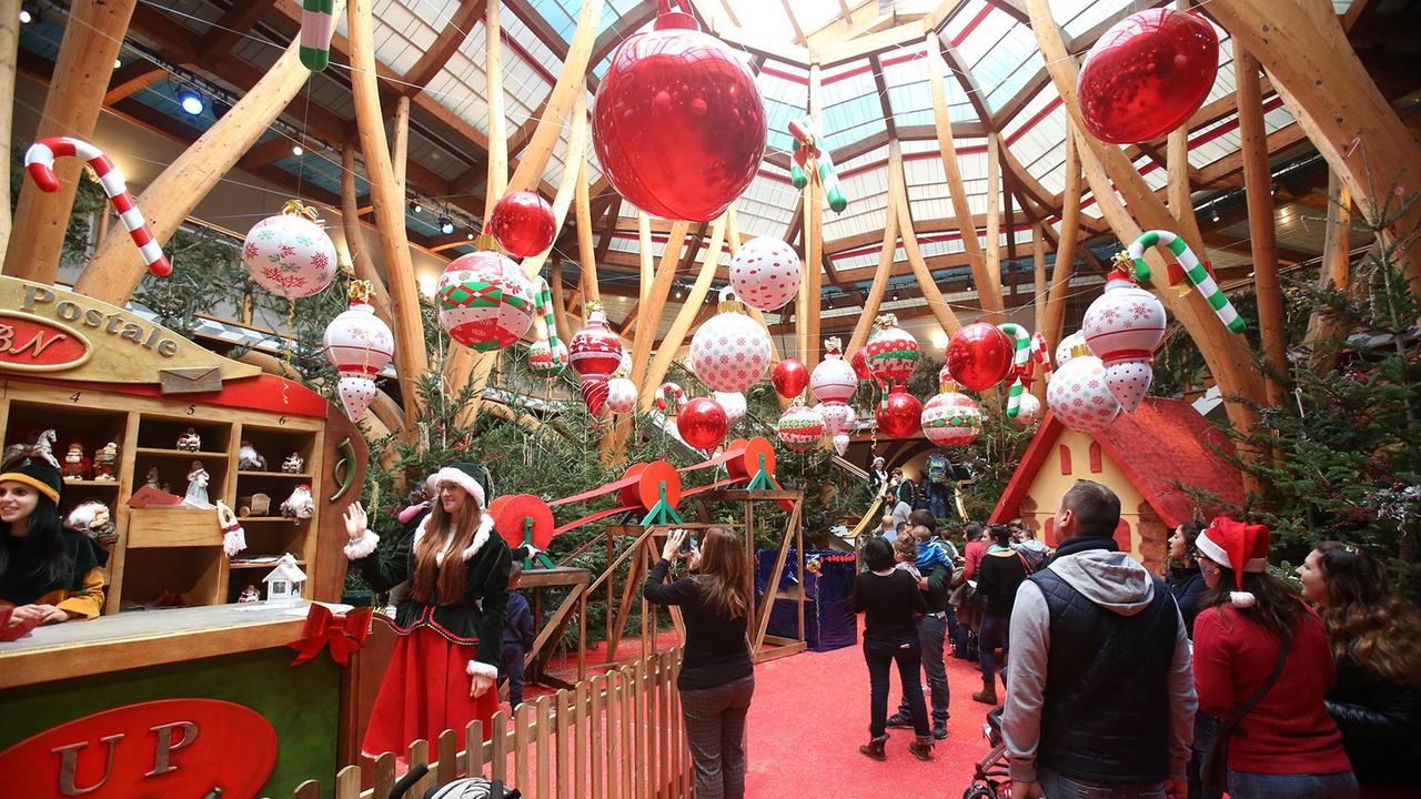 La Befana dà una mano a Babbo Natale