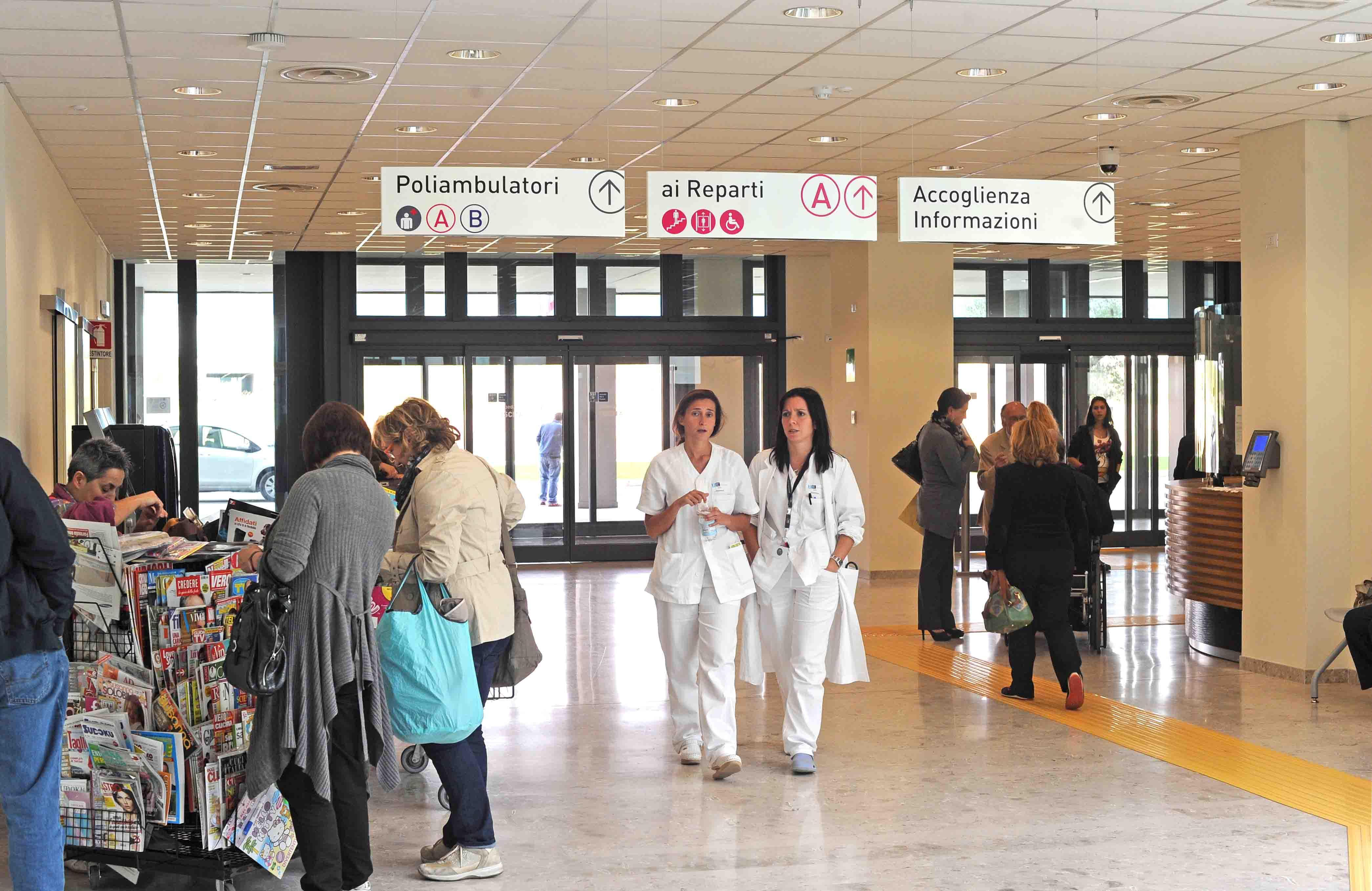 L'atrio dell'ospedale San Jacopo di Pistoia (foto Lorenzo Gori)