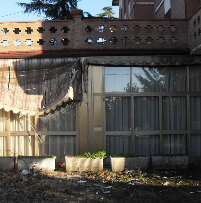 Era l’hotel dei vacanzieri di Zocca, adesso è terra di nessuno 