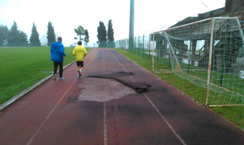 Uno squarcio nella pista di atletica allo stadio delle Ripaie 
