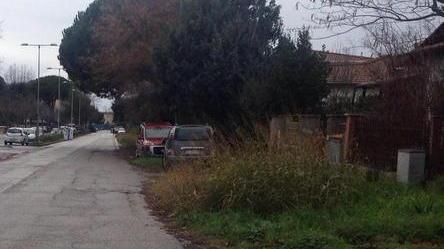 Erbacce, degrado e buche al Villaggio Sale la protesta