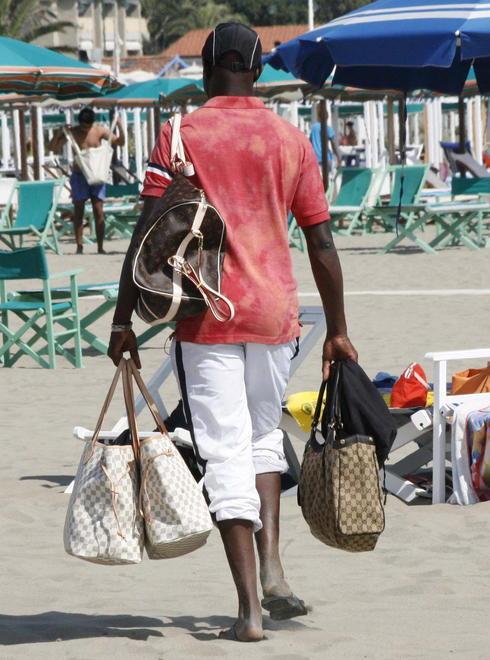 Commercio abusivo le maxi multe che nessuno paga 