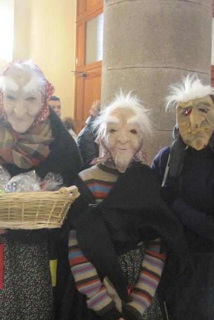 Tre befane regalano sorrisi e caramelle 