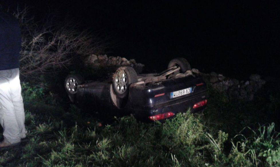 L’auto si ribalta, salvo il conducente