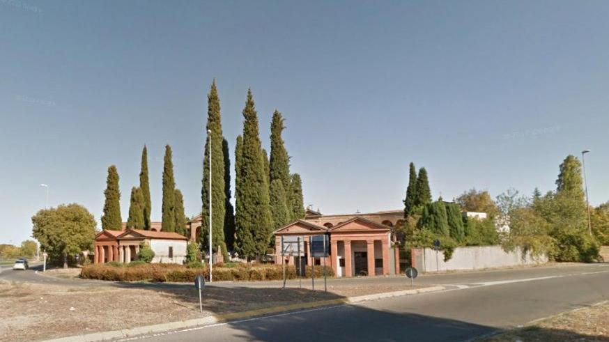 Una rotatoria nella zona del cimitero