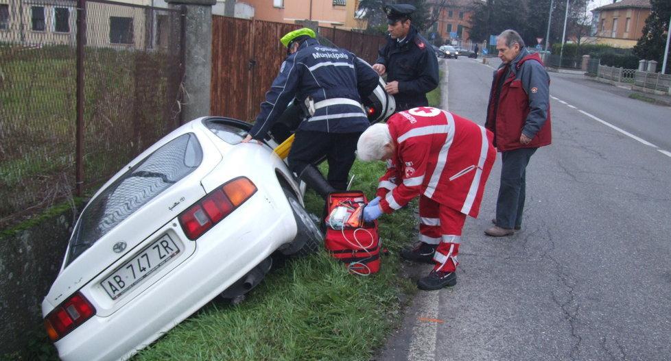 Sbanda dopo un malore e muore sull’auto 