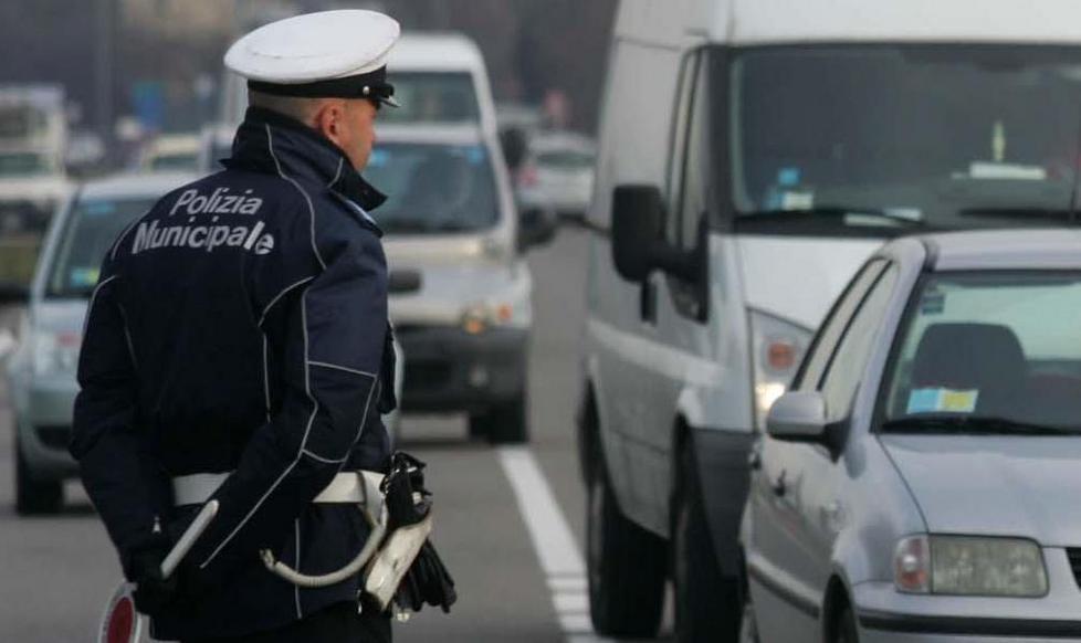 Alla guida ubriaco e con la patente revocata da 14 anni