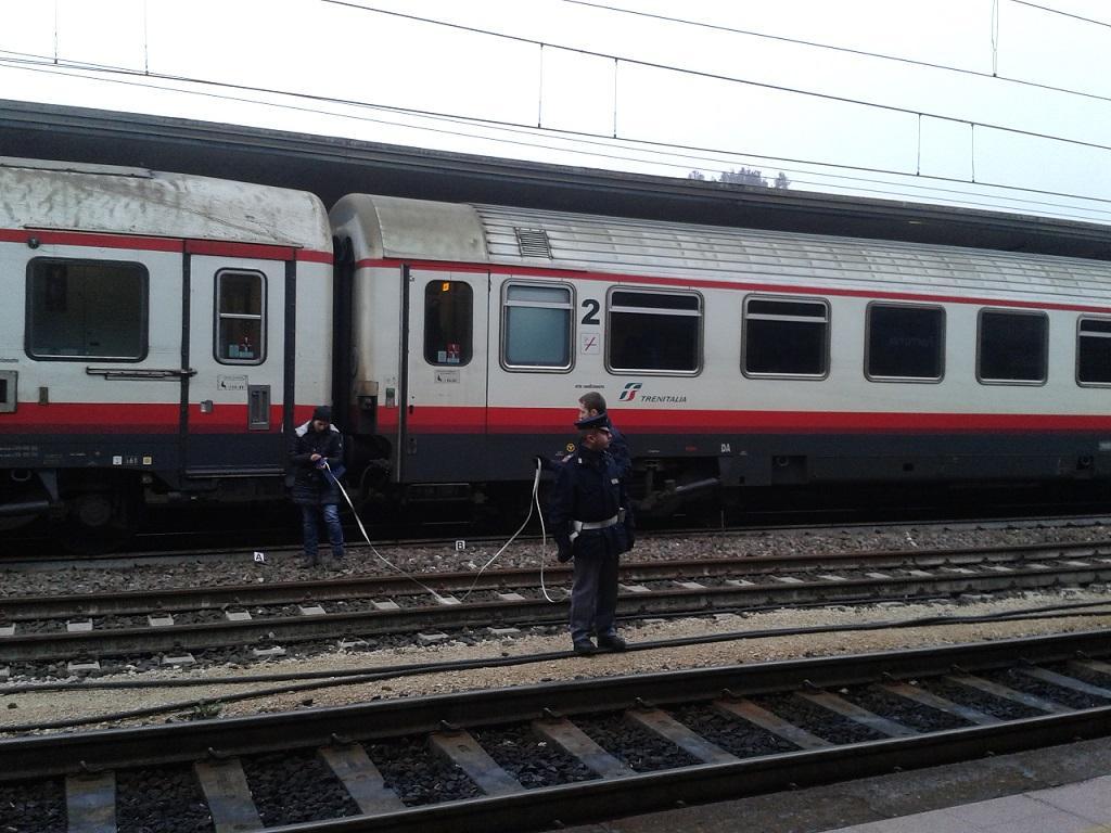 I rilievi della Polfer tra i binari della stazione di Ferrara