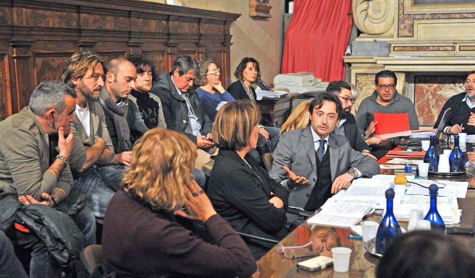 Fumata nera sui dehors: la parola passa ai tecnici 