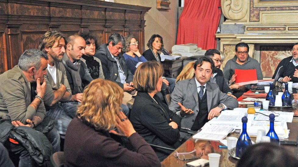 Fumata nera sui dehors: la parola passa ai tecnici