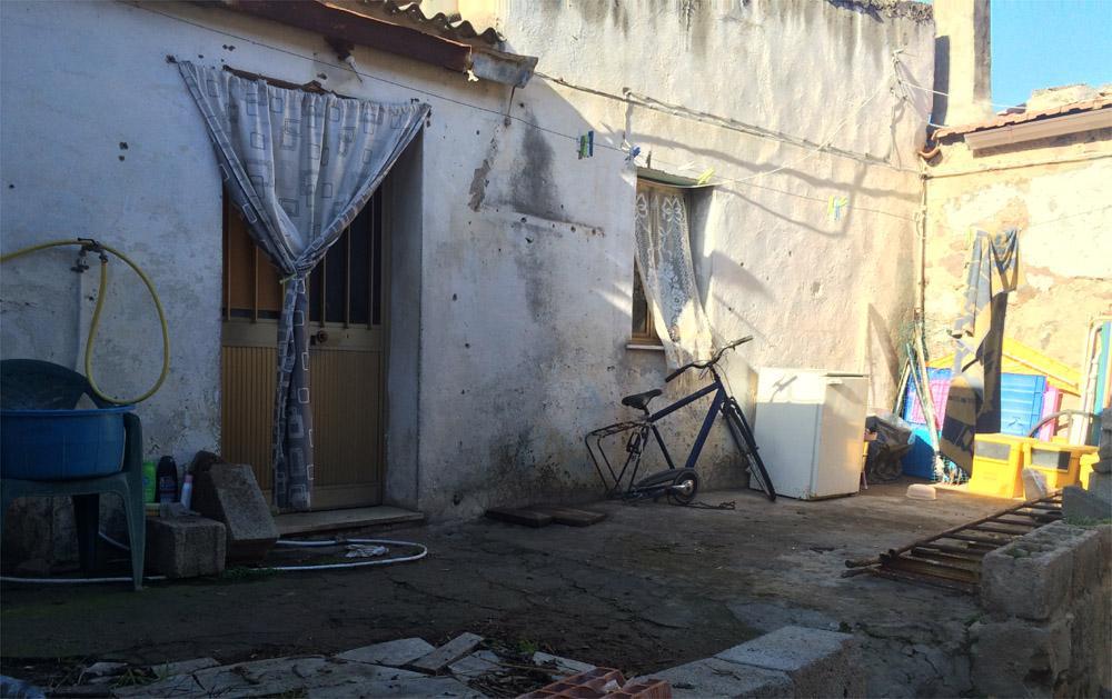 Bimba partorita in un tugurio, la madre indagata per infanticidio 