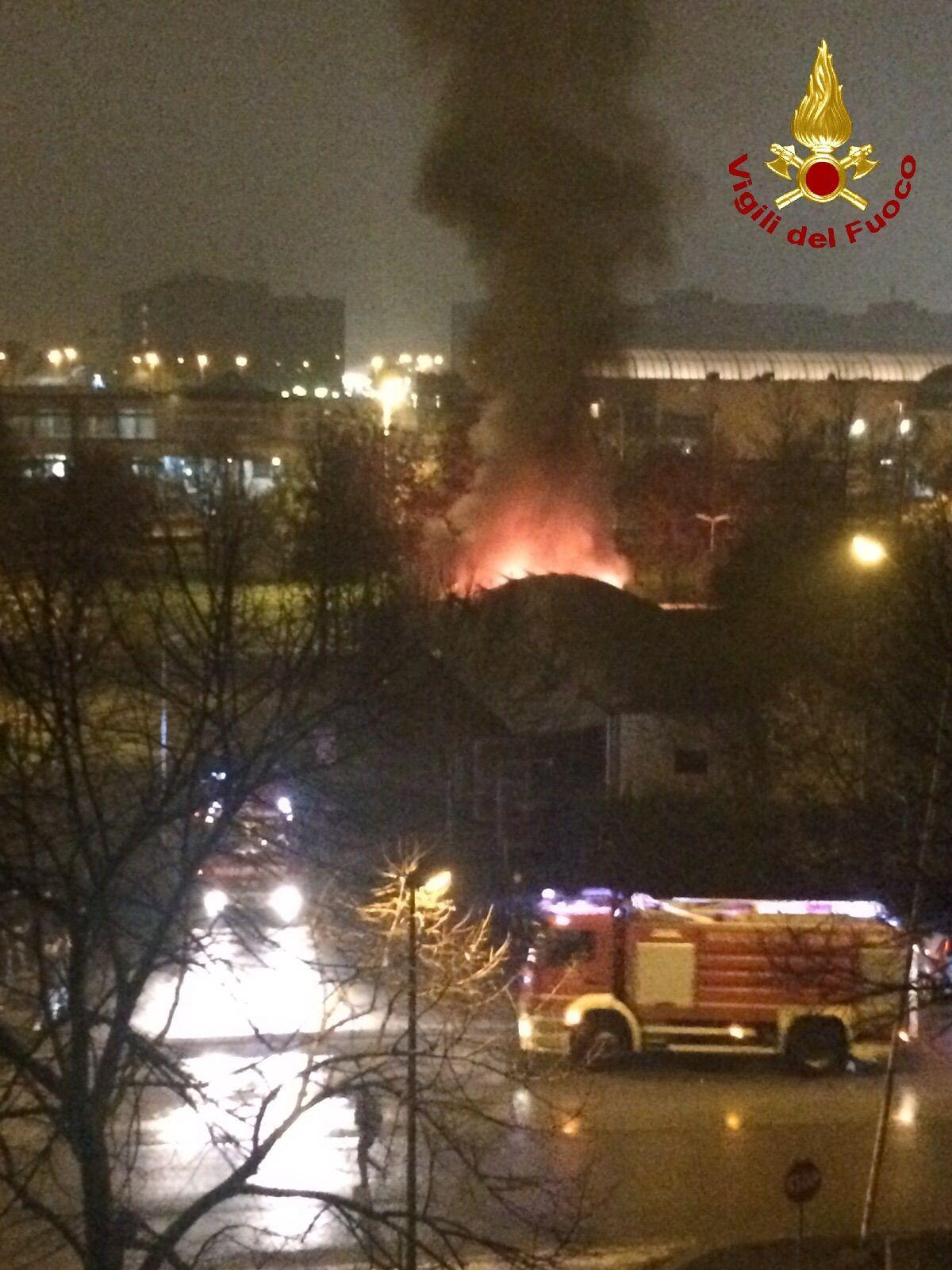 L'incendio al bocciodromo di via Reggiana (foto Vigili del fuoco)