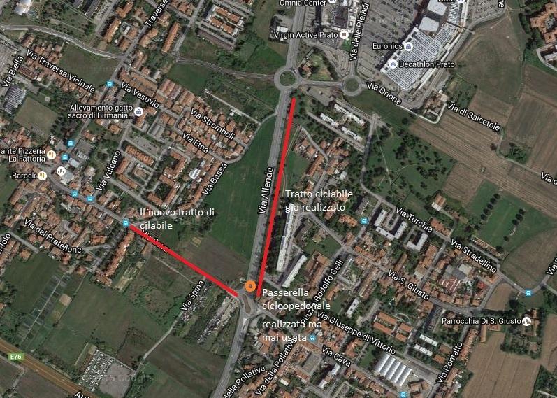 La passerella di via Cava costruita nel 2006 e mai entrata in funzione con le direttrici delle piste ciclabili