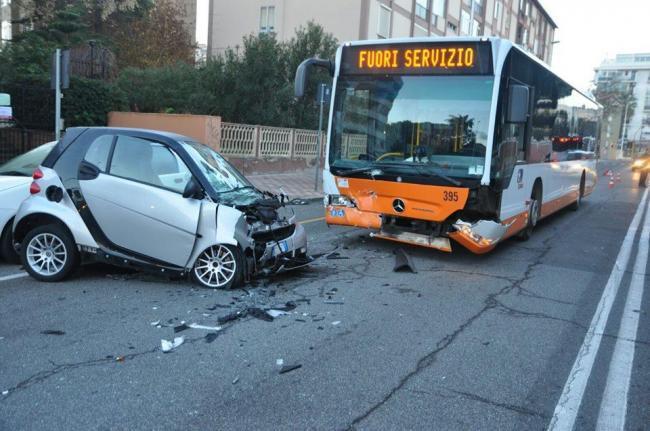 Cagliari, senza patente guida una Smart e si schianta su due bus
