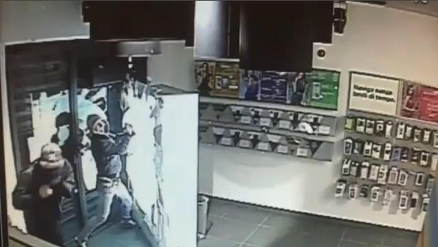 Razzia di telefonini al 3 Store: ecco il video della spaccata
