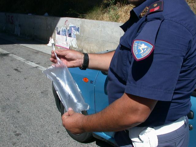 Supera l'esame per la patente, beve e si mette alla guida: denunciato