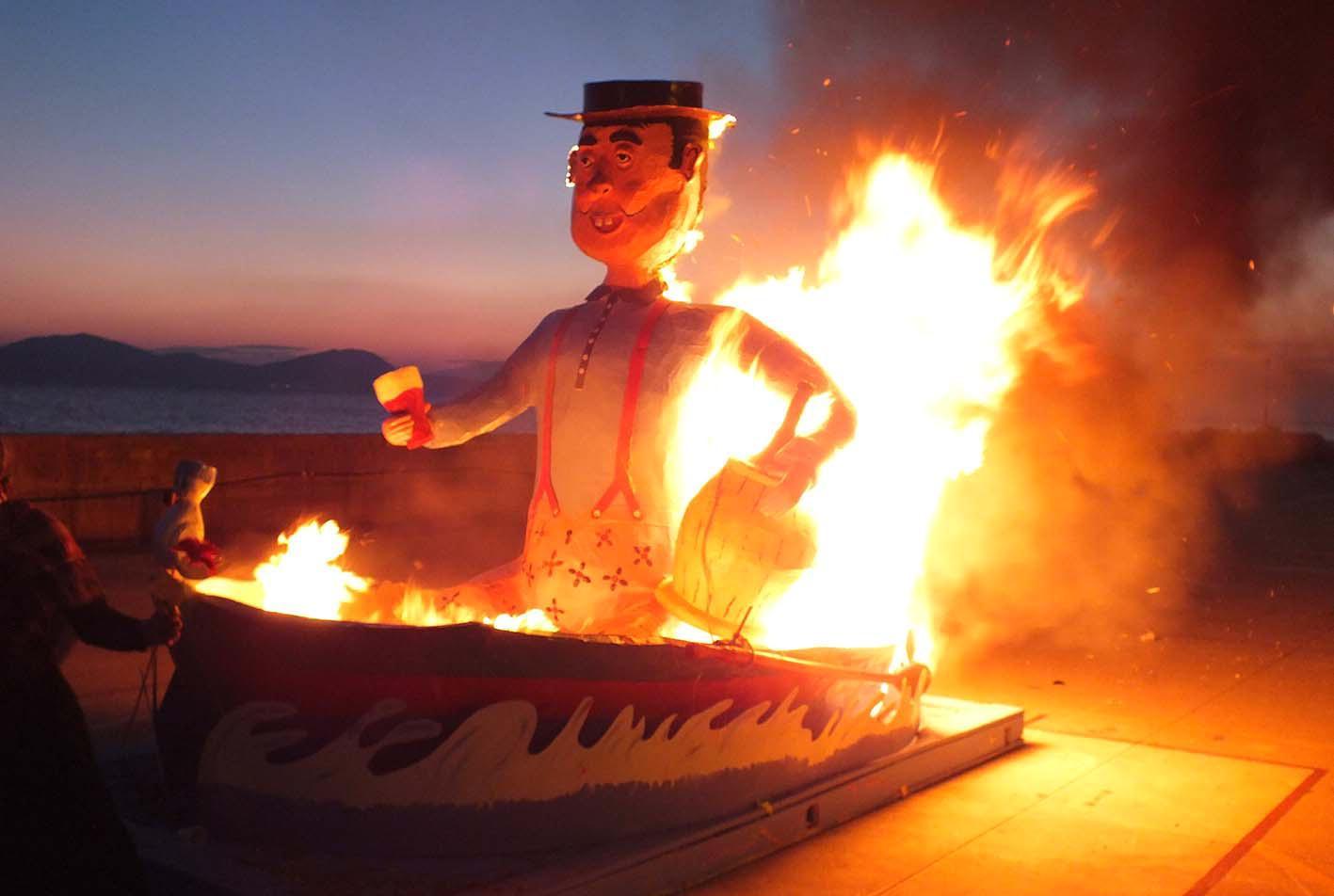 Martedì grasso 2015, il  rogo di Cicciolo, mascherone tradizionale da sempre realizzato dal Comitato festeggiamenti, nel piazzale d'alaggio di Marina (foto Paolo Barlettani)