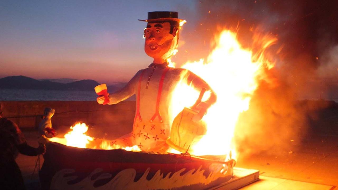 Martedì grasso 2015, il rogo di Cicciolo, mascherone tradizionale da sempre realizzato dal Comitato festeggiamenti, nel piazzale d'alaggio di Marina (foto Paolo Barlettani)