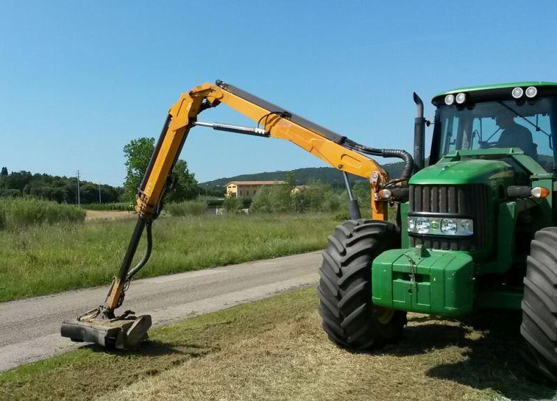 Una ruspa della bonifica al lavoro