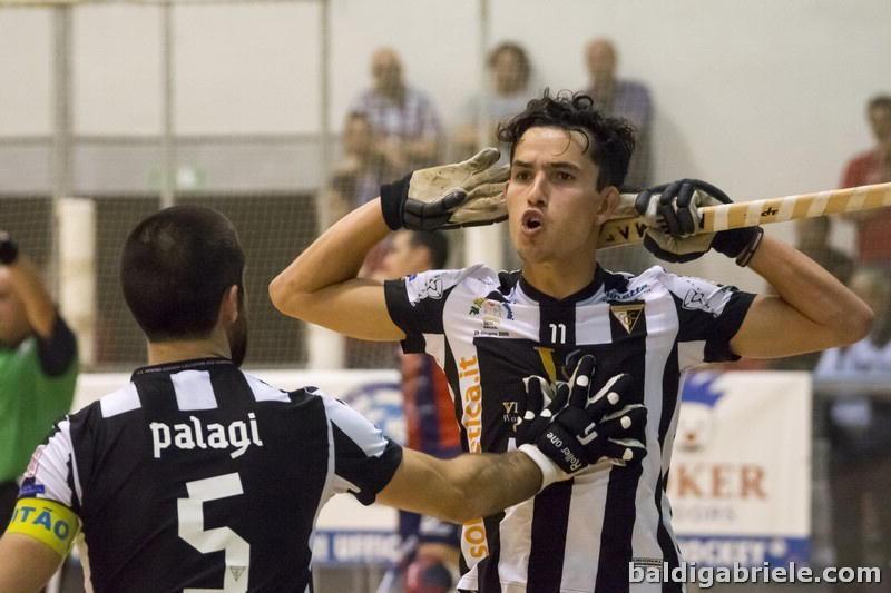 Romeo D'Anna esulta dopo un gol (foto Gabriele Baldi)