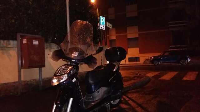 Schianto tra due scooter, tre giovani feriti