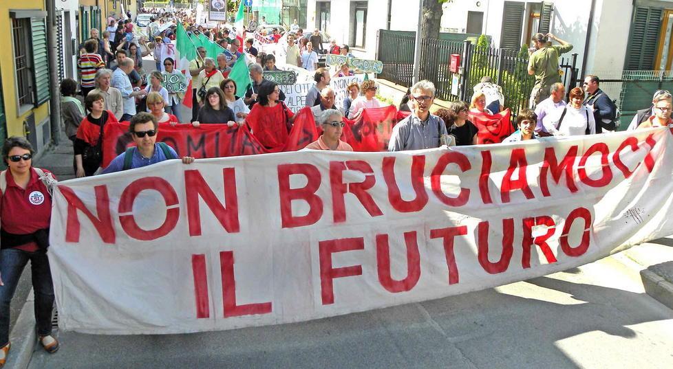 Fiaccolata in piazza contro l’inceneritore