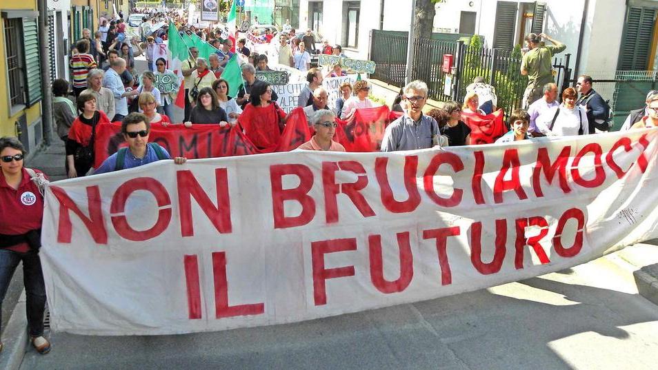 Fiaccolata in piazza contro l’inceneritore