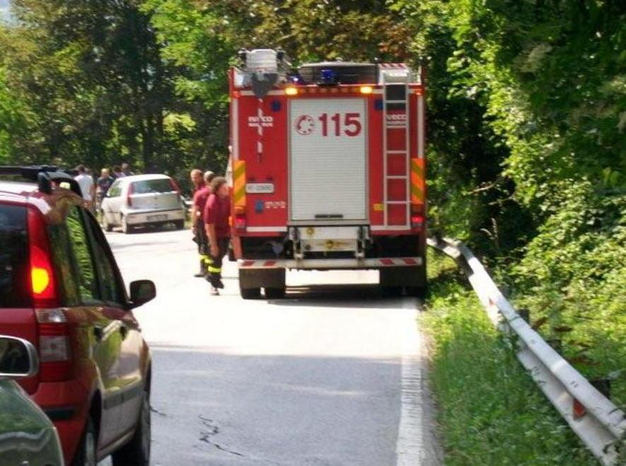 Sassi si staccano dal costone, ferito ragazzo 