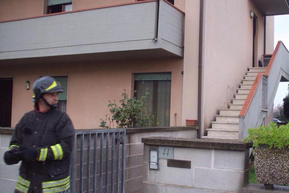 Incendio in una cucina: paura per due anziani coniugi