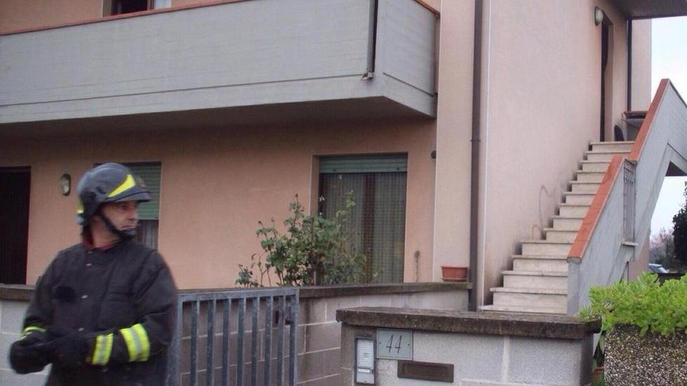 Incendio in una cucina: paura per due anziani coniugi