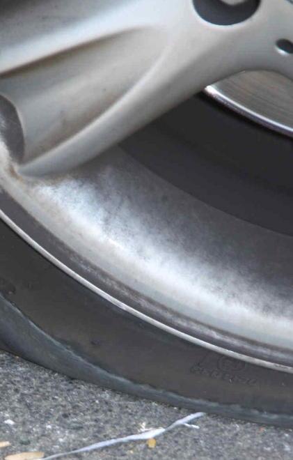 Danneggia le automobili dei vicini 