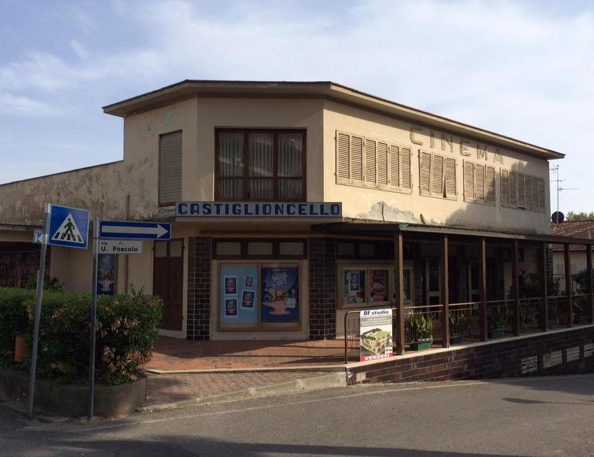 Un abbraccio collettivo allo storico cinema 