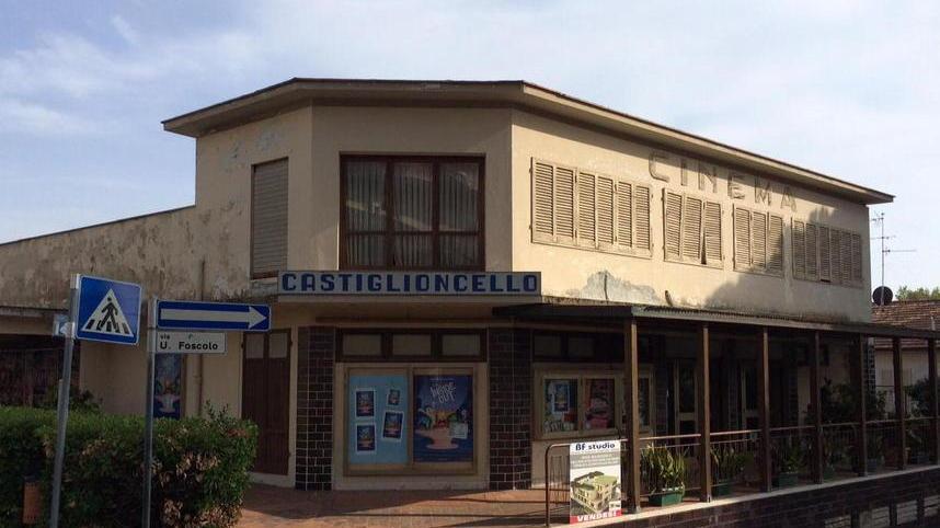 Un abbraccio collettivo allo storico cinema