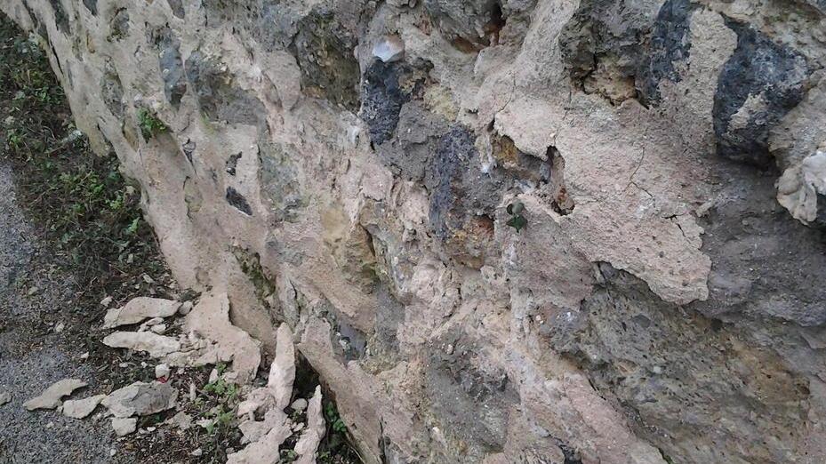 L’umidità sgretola le antiche mura