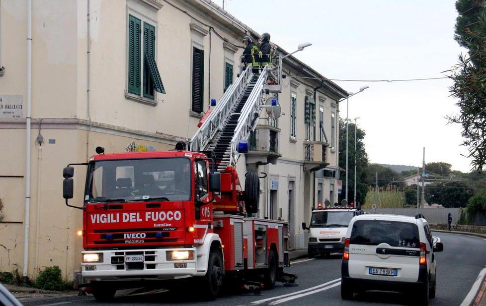 Cade un pezzo di cornicione: paura davanti all’ambulatorio