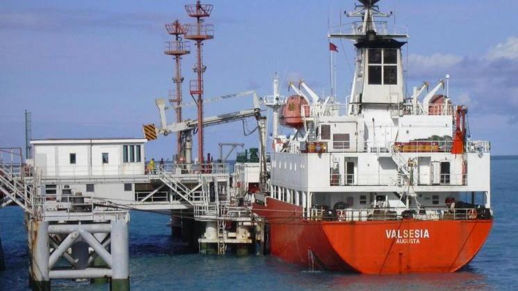 100 metaniere e 35 bettoline per il gnl a Vada