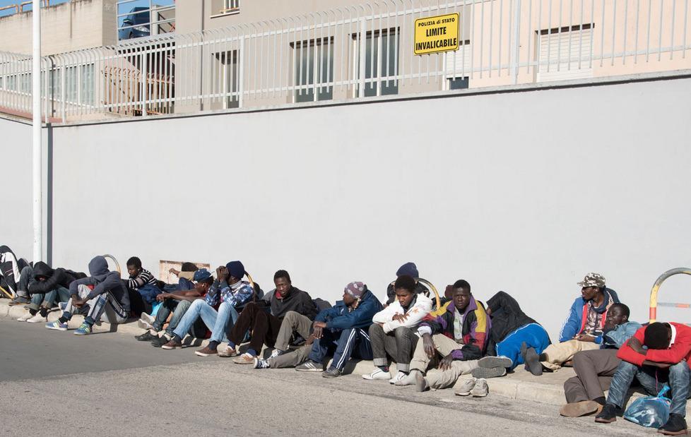 A piedi da Narcao alla questura: i migranti vogliono più assistenza
