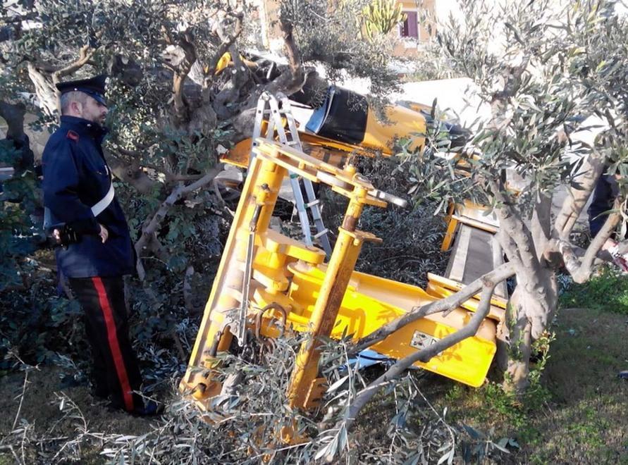 Muore travolto dall’escavatore 