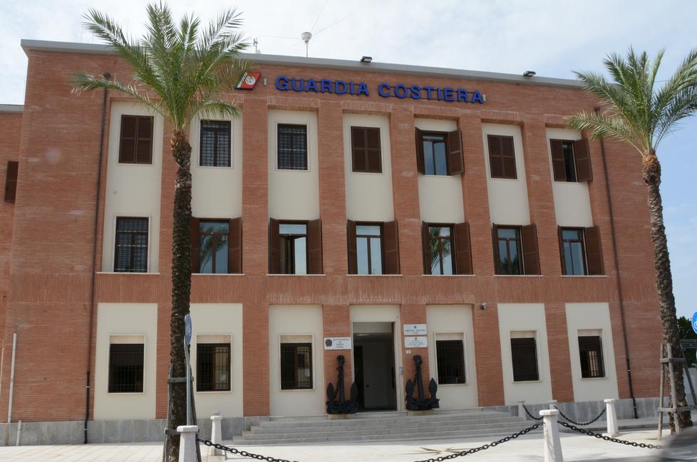 Ufficiale della capitaneria si toglie la vita nel suo alloggio