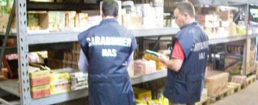 Cibi scaduti o “fantasma”: sequestrate 12 tonnellate 