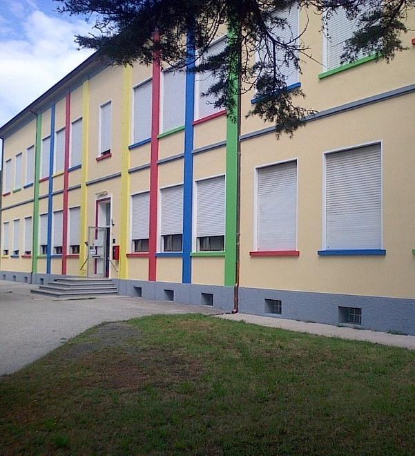 Studenti puliscono le aule 