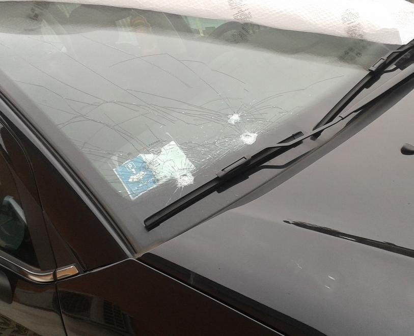 Modena: urla e lancio di sassi sulle auto di passaggio in via Canaletto