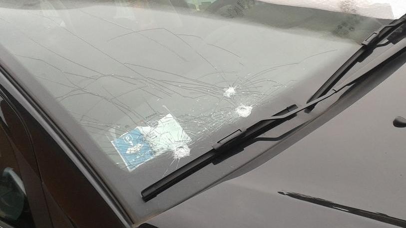 Modena: urla e lancio di sassi sulle auto di passaggio in via Canaletto